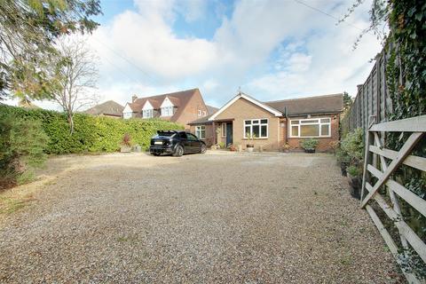 5 bedroom detached bungalow to rent, Bellingdon, Chesham