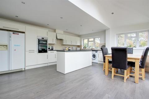 5 bedroom detached bungalow to rent, Bellingdon, Chesham