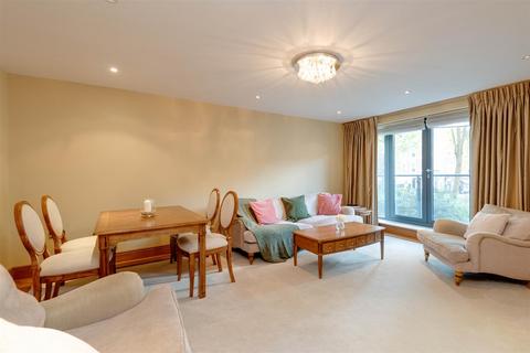 3 bedroom flat to rent, Winterton House