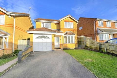 3 bedroom detached house to rent, Haycroft, Bushmead, Luton, LU2 7GJ