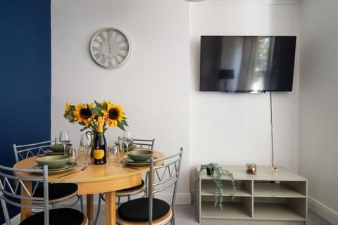 2 bedroom flat to rent, Parfrey Street, Fulham