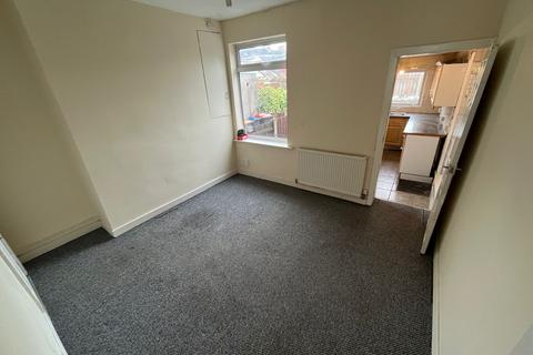 3 bedroom terraced house to rent, PRIESTSIC ROAD, SUTTON-IN-ASHFIELD