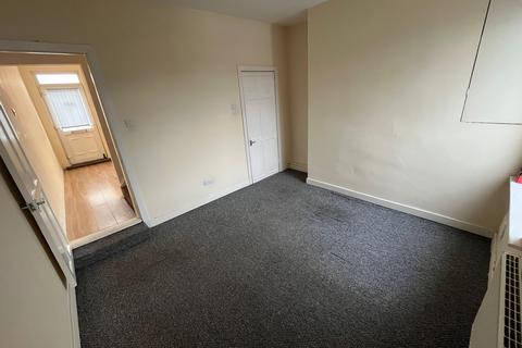 3 bedroom terraced house to rent, PRIESTSIC ROAD, SUTTON-IN-ASHFIELD