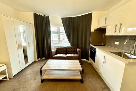 Studio to rent, Sevington Road, London  NW4