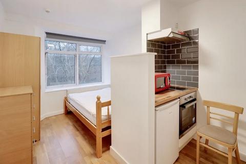 Studio to rent, Fitzjohns Ave, London NW3