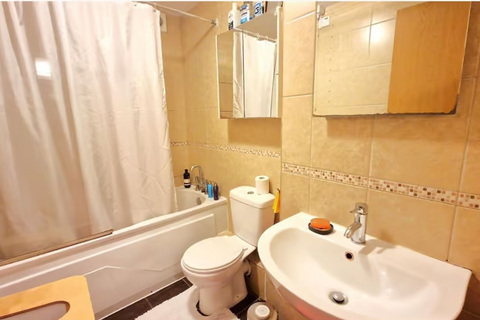 2 bedroom flat to rent, Lady Park Court, Leeds LS17