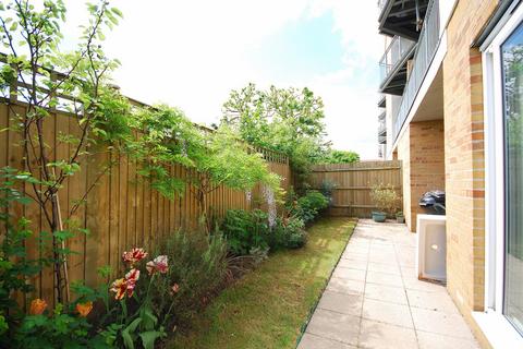 2 bedroom flat to rent, Primrose Place, Isleworth, TW7