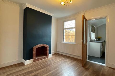 2 bedroom terraced house to rent, Chatterton Road, Bromley, BR2