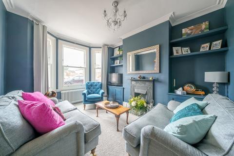 10 Caxton Gardens, Guildford, GU2 8AX