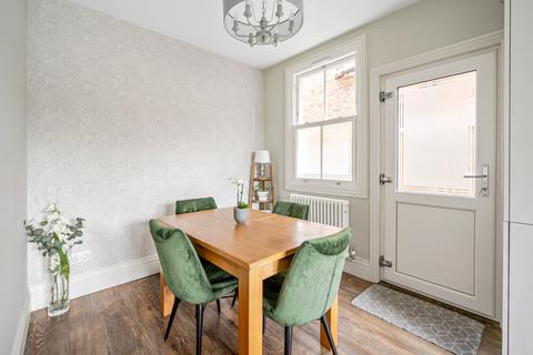 10 Caxton Gardens, Guildford, GU2 8AX