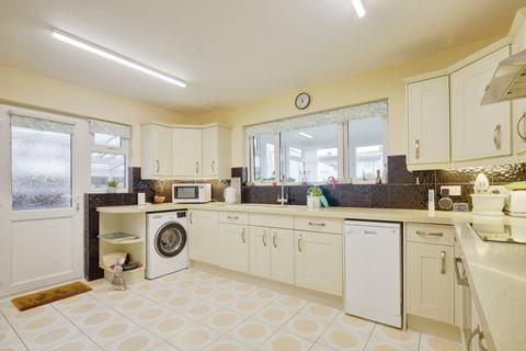 3 bedroom semi-detached bungalow for sale, Petworth Gardens, Southend-on-sea, SS2