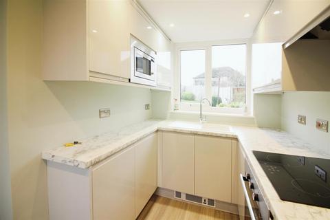 2 bedroom semi-detached bungalow for sale, Kingswear Rise, Leeds LS15