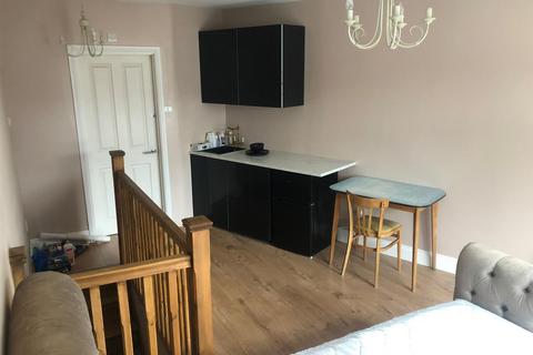 Studio to rent, Blacksmiths Close, Romford RM6