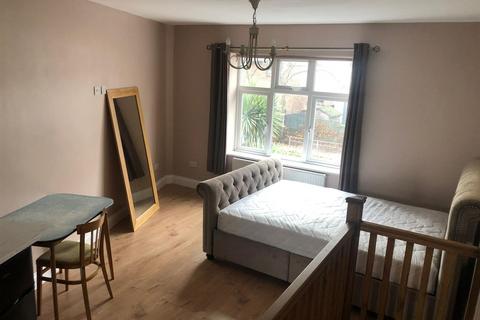 Studio to rent, Blacksmiths Close, Romford RM6