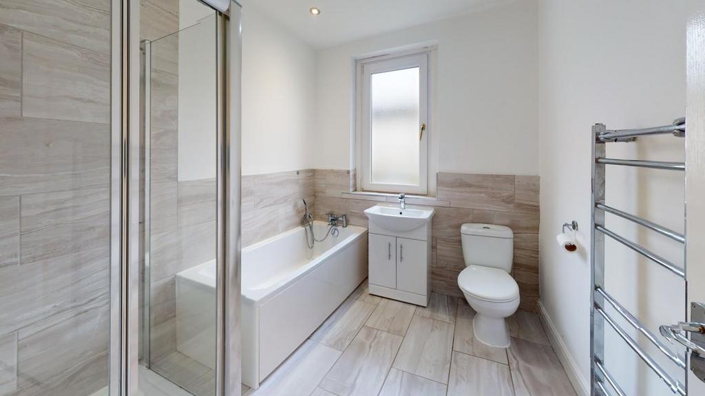 122-Muirhouse-Avenue-Bathroom.jpg
