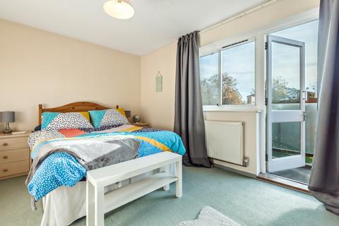 2 bedroom flat to rent, St. John's Avenue Putney SW15