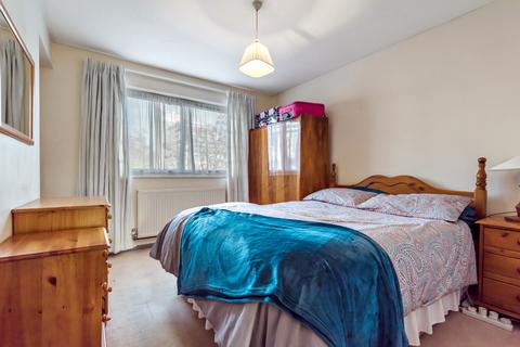 2 bedroom flat to rent, St. John's Avenue Putney SW15