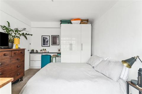 Studio to rent, Balham High Road, London, SW17