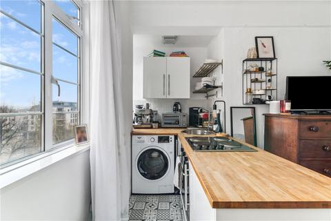 Studio to rent, Balham High Road, London, SW17