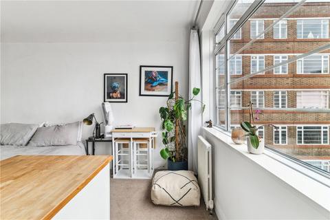 Studio to rent, Balham High Road, London, SW17
