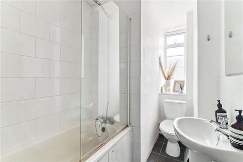 Studio to rent, Balham High Road, London, SW17