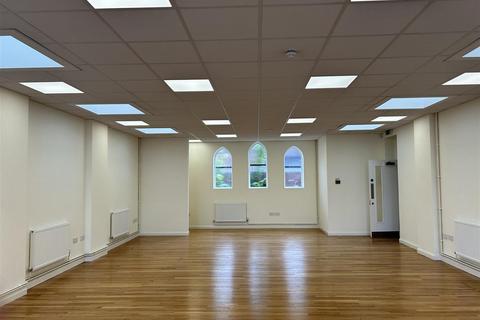 Office to rent - Stourbridge Road, Halesowen, West Midlands