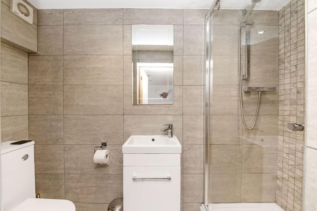En suite to bedroom four