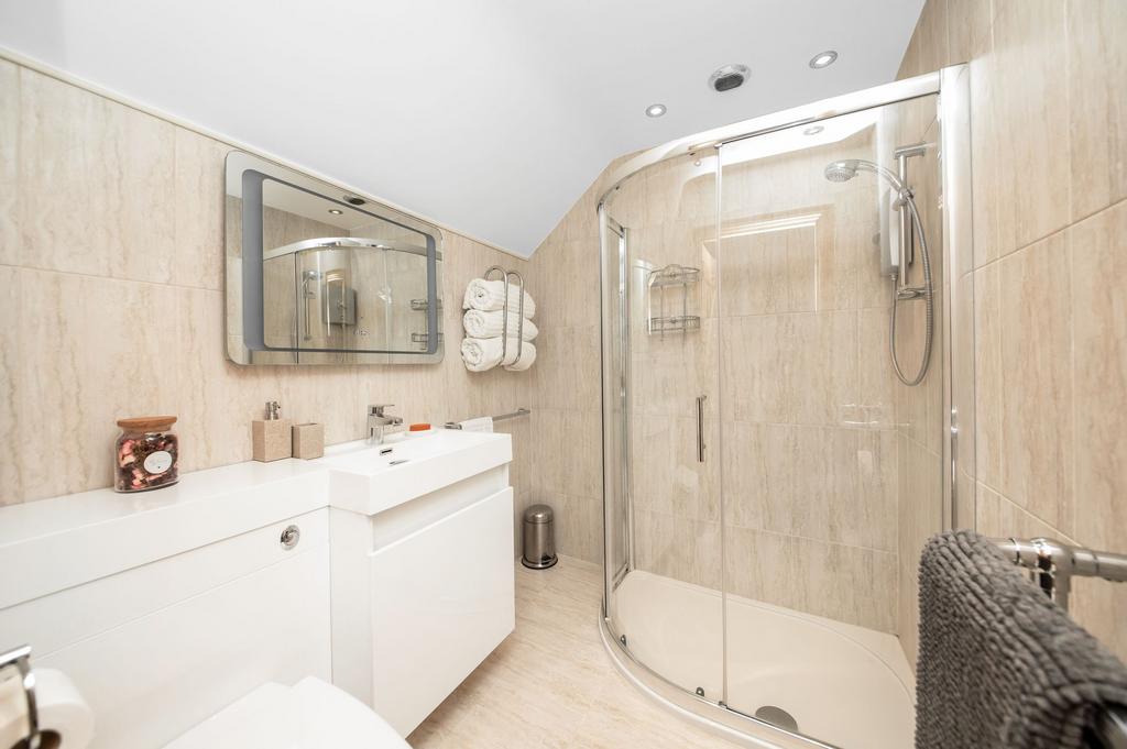 En suite to bedroom five