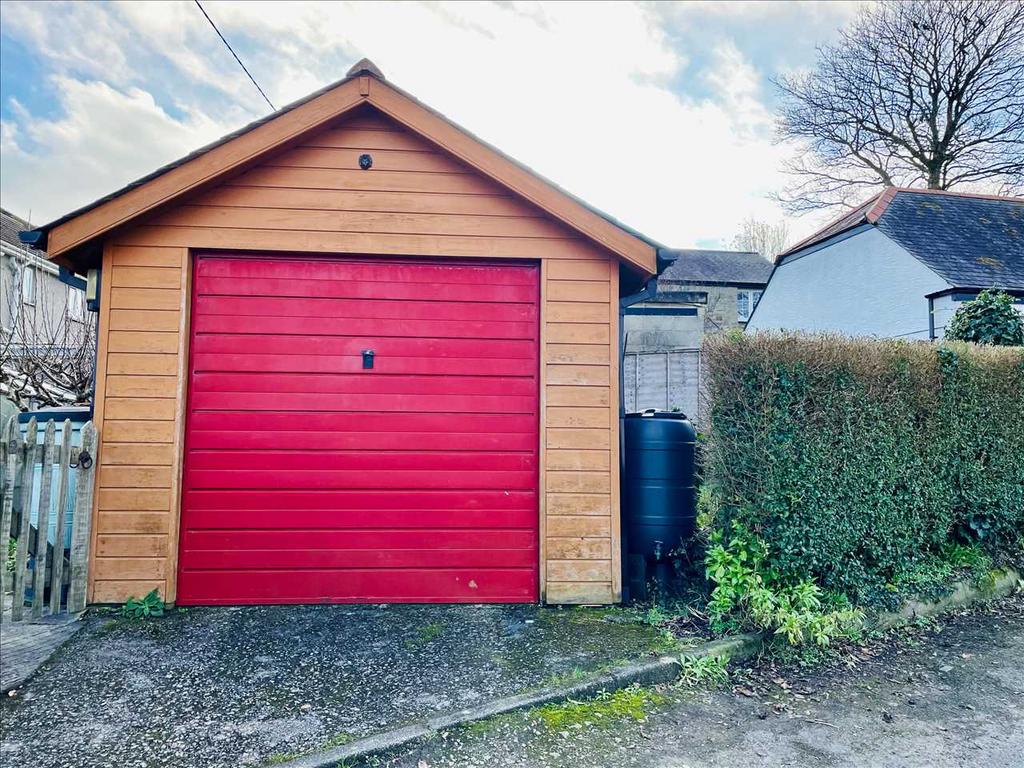 Detached garage