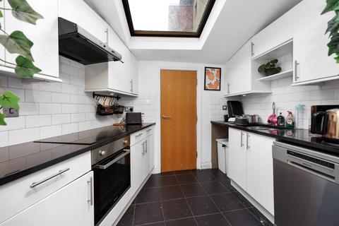 3 bedroom detached house to rent, Casterton Street, Hackney, E8