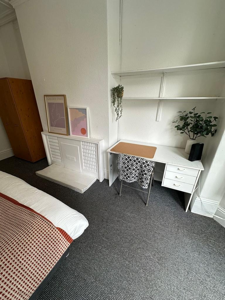 A well-maintained double bedroom featuring a co...