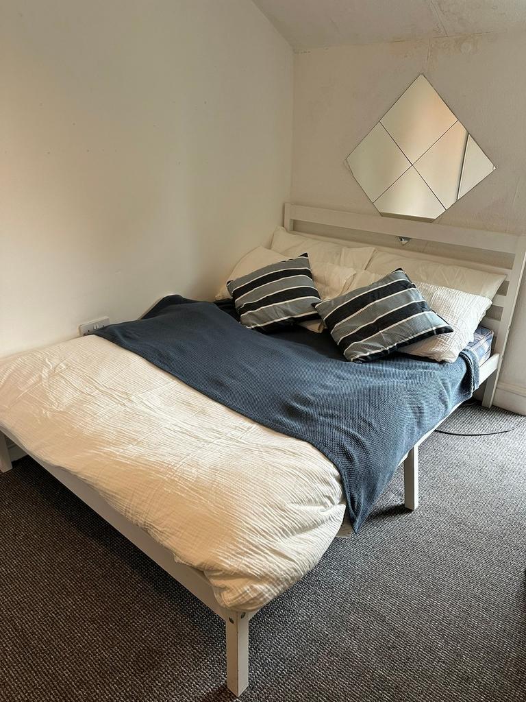 A spacious and well-maintained bedroom featurin...