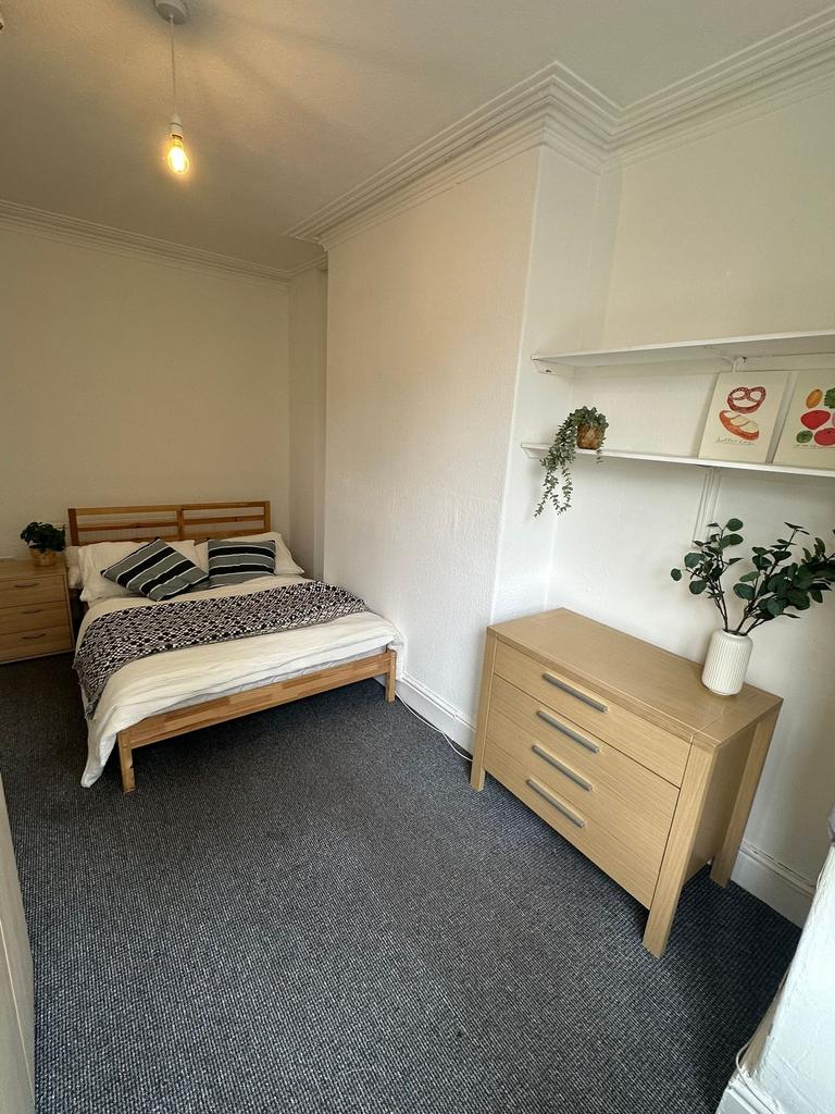 A well-maintained double bedroom featuring a co...