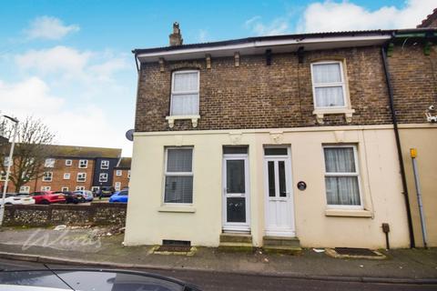 3 bedroom end of terrace house to rent, St. Radigunds Road Dover CT17