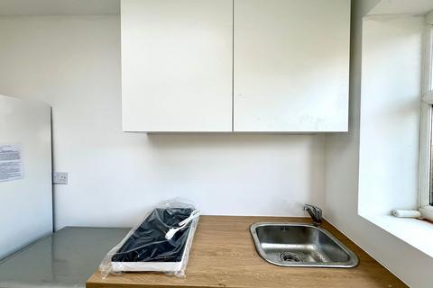 Studio to rent, Hamilton Crescent, Hounslow TW3