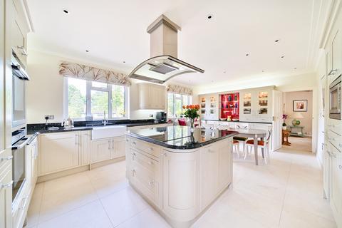 5 bedroom detached house for sale, Manor Walk, Weybridge, KT13