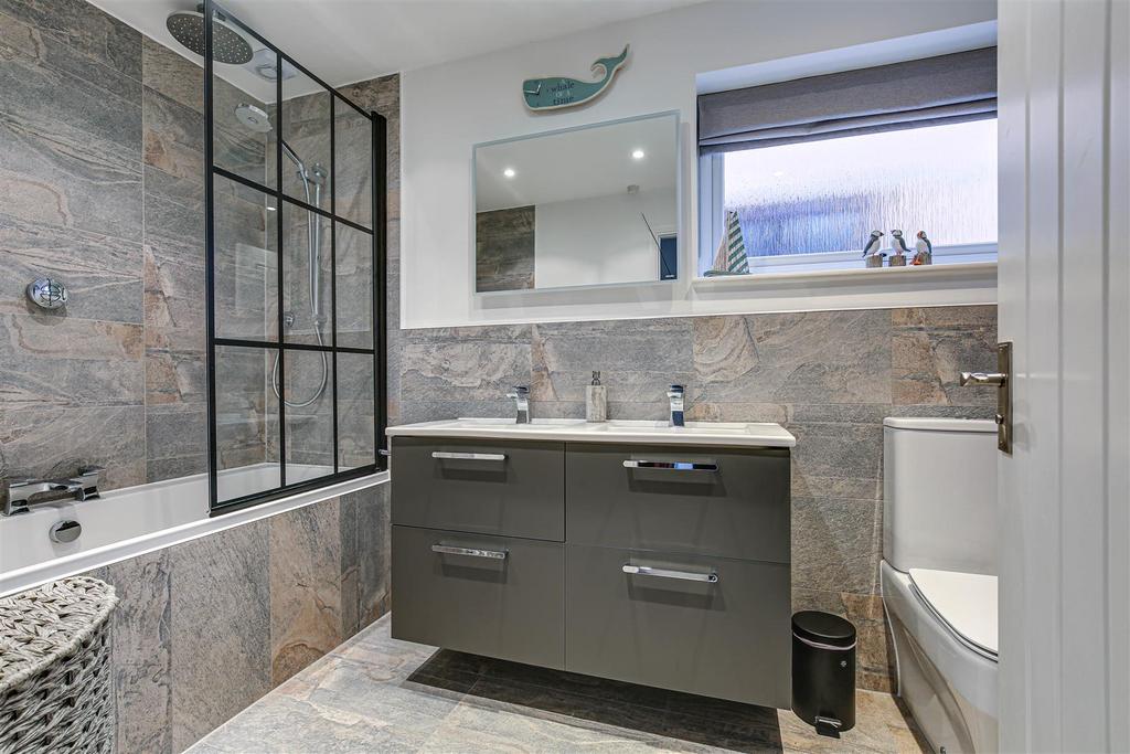 19 Bathroom.jpg