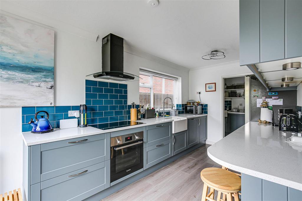 9 Kitchen.jpg