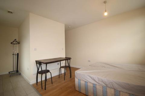 Studio to rent, Cheapside Chambers, 43 Cheapside, Bradford