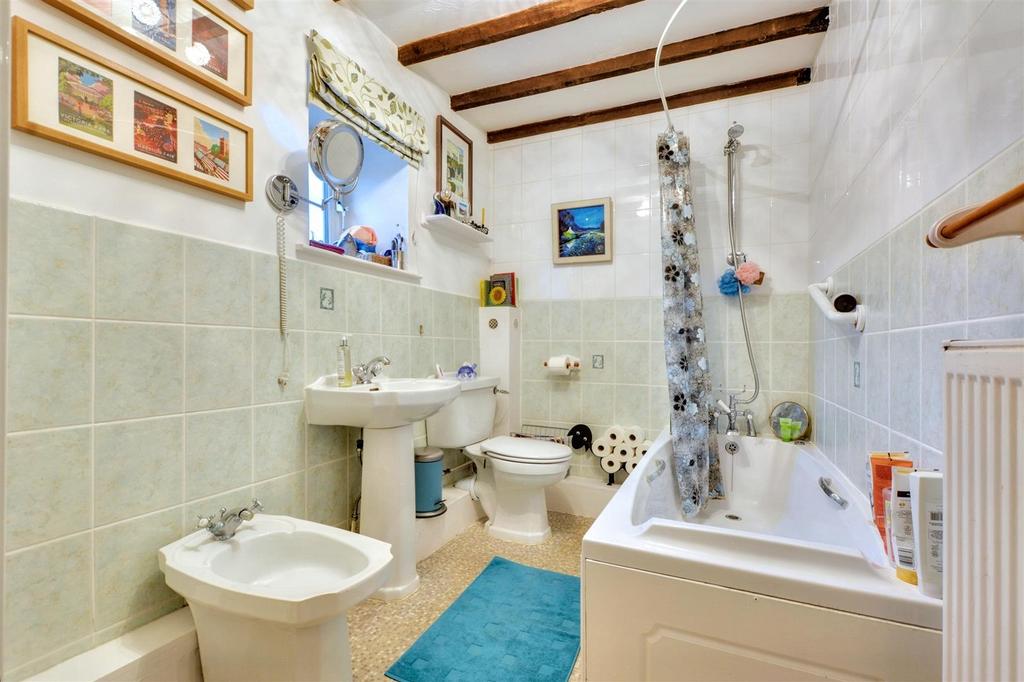 Bathroom 1.jpeg