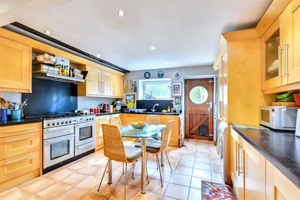 Kitchen 2.jpeg