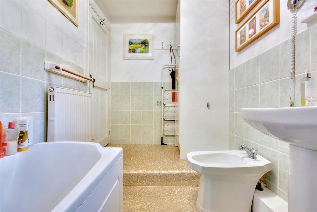 Bathroom 2.jpeg