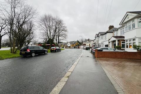 3 bedroom semi-detached house to rent, Roding Lane South, Ilford IG4