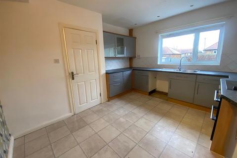 3 bedroom semi-detached house to rent, Greenside Estate, Mirfield