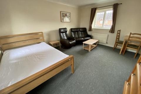 1 bedroom flat to rent, Drayford Close, Manchester