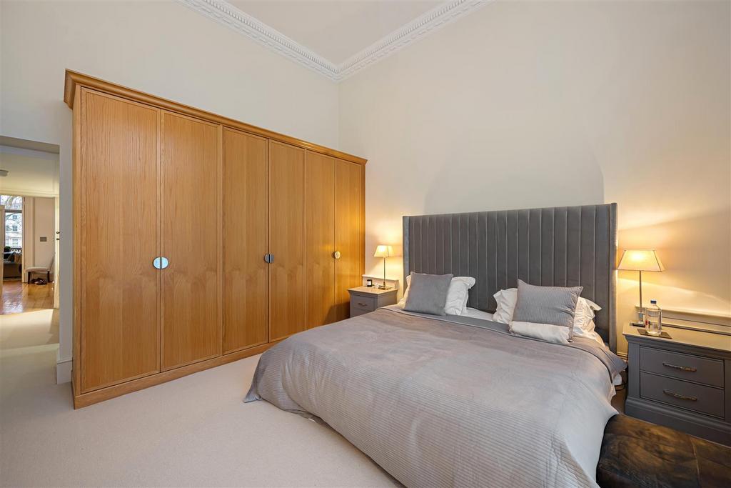 Flat 2, 18 Ennismore Gardens Hi-12.jpg