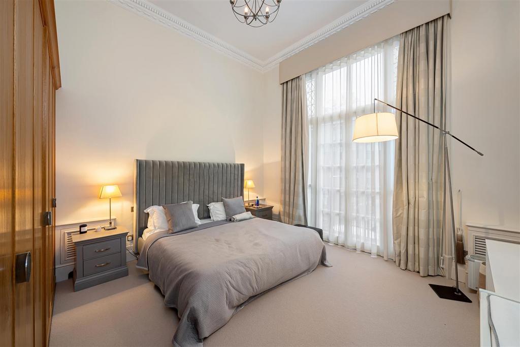 Flat 2, 18 Ennismore Gardens Hi-11.jpg