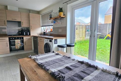 3 bedroom semi-detached house for sale, Howes Road, Bradwell