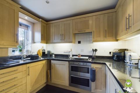 2 bedroom flat for sale, CANNOCK COURT, OLD WORTING ROAD, BASINGSTOKE, HAMPSHIRE, RG22