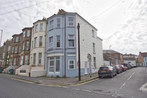 2 bedroom maisonette to rent, Dover Road, Folkestone, CT20